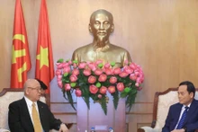 El jefe de la Comisión de Políticas y Estrategias del Comité Central del Partido Comunista de Vietnam, Tran Luu Quang, y el asesor especial de la Alianza Parlamentaria de Amistad Japón-Vietnam, Takebe Tsutomu. (Fuente: VNA)