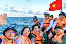 Significativo viaje de 100 periodistas al archipiélago de Truong Sa 