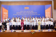 El presidente de la Asamblea Nacional, Tran Thanh Man, y los directivos de agencias de comunicación con motivo del centenario del Día de la Prensa Revolucionaria de Vietnam. (Foto: VNA)