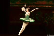 Público vietnamita disfrutan de fragmentos clásicos del ballet mundial, interpretados por bailarines cubanos