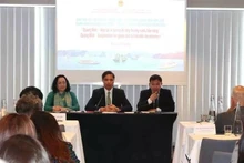 Vu Van Dien (centro), vicepresidente permanente del Comité Popular de Quang Ninh, junto con líderes provinciales, conversó con los delegados asistentes al foro. (Foto: VNA)
