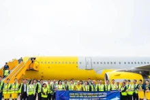 Representantes de Vietravel Airlines y el nuevo avión. (Fuente: Internet)