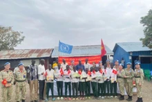 El grupo de trabajo del Hospital de Campaña de segundo nivel número 6 de Vietnam entrega obsequios a alumnos de la Escuela Primaria Banpa, Sudán del Sur. 
