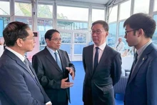 El primer ministro de Vietnam, Pham Minh Chinh (segundo desde la izquierda), se reúne con el vicepresidente de China Han Zheng (segundo desde la derecha).