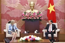 El presidente de la Asamblea Nacional de Vietnam, Tran Thanh Man, recibe a la nueva embajadora australiana, Gillian Bird. (Foto: VNA)