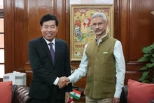 El viceministro de Asuntos Exteriores de Vietnam, Nguyen Manh Cuong, y su homólogo indio, Periasamy Kumaran.