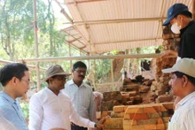 Expertos vietnamitas e indios supervisan las obras de restauración de la Torre F, parte del Sitio de Patrimonio Mundial de My Son. (Fuente: VNA)
