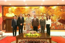El presidente del Comité Popular de Hanói, Tran Sy Thanh, y la embajadora de Alemania en Vietnam, Helga Margarete Barth. (Foto: Linh Pham) 