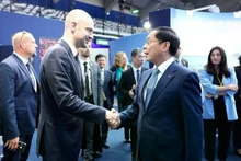 El ministro para Europa y Asuntos Exteriores de Francia, Jean Noel Barrot, y el viceprimer ministro y canciller de Vietnam, Bui Thanh Son. (Fuente: VNA)