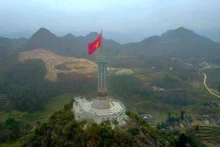 La torre de la bandera de Lung Cu se encuentra a una altitud de casi mil 500 metros sobre el nivel del mar y a 24 km del distrito de Dong Van. (Foto: VNA) 