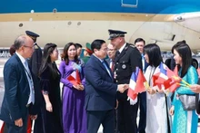 Funcionarios de la Embajada de Vietnam en Francia reciben al primer ministro Pham Minh Chinh y su esposa. (Fuente: VNA) 