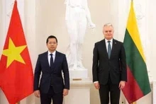Ha Hoang Hai, embajador de Vietnam en Polonia, concurrente en Lituania (izquierda). (Fuente: VNA)