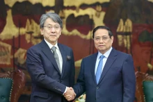 El primer ministro vietnamita, Pham Minh Chinh, recibe a Maeda Tadashi, presidente del Consejo Ejecutivo del Banco Japonés de Cooperación Internacional (JBIC). (Fuente: VNA)