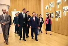 El primer ministro Pham Minh Chinh y su esposa visitan el espacio de exposición del compositor clásico estonio Arvo Pärt. (Foto: VNA)