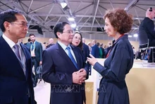 El primer ministro vietnamita, Pham Minh Chinh, (en el centro) y la directora general de la Unesco. (Foto: VNA)
