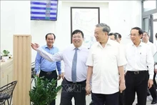 El secretario general del Partido Comunista de Vietnam, To Lam, visita el Centro de Servicios Administrativos Públicos de la comuna de Tan Vinh Loc, Ciudad Ho Chi Minh. (Fuente: VNA)