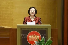 La ministra del Interior, Pham Thi Thanh Tra, autorizada por el Primer Ministro, presenta un informe sobre el proyecto de Ley de Funcionarios Públicos (modificada). (Foto: VNA)