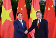 El primer ministro vietnamita, Pham Minh Chinh, y su homólogo chino, Li Qiang. (Fuente: VNA) 