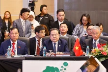 El presidente de la Asamblea Nacional de Vietnam (ANV), Tran Thanh Man, interviene en el evento.