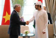 El viceprimer ministro permanente vietnamita Nguyen Hoa Binh sostiene conversaciones con el subjefe del Gobierno y titular de Finanzas de los Emiratos Árabes Unidos (EAU), Maktoum bin Mohammed bin Rashid Al Maktoum. (Foto: VGP)