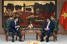 El primer ministro vietnamita, Pham Minh Chinh, recibe al director general de la Organización Mundial de la Propiedad Intelectual, Daren Tang. 