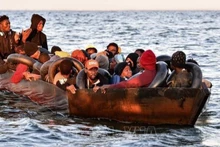 Migrantes rescatados por la guardia costera de Túnez en aguas del Mediterráneo. (Foto de archivo: VNA)