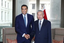 El secretario general del Partido Comunista de Vietnam, To Lam, y Saif Malik, director ejecutivo del banco Standard Chartered. (Foto: VNA)