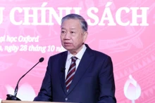 El secretario general del Partido Comunista de Vietnam, To Lam, pronuncia un discurso sobre políticas ante profesores, conferenciantes, investigadores, estudiantes y amigos de Vietnam en la Universidad de Oxford. (Foto: VNA)