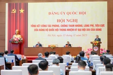 [Foto] Jefe del Legislativo vietnamita preside conferencia de balance de lucha contra corrupción y despilfarro