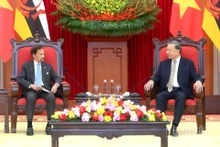 El secretario general del Partido Comunista de Vietnam, To Lam, conversa con el sultán de Brunéi, Haji Hassanal Bolkiah. (Foto: Nhan Dan)