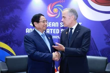 El primer ministro de Vietnam, Pham Minh Chinh, y su homólogo canadiense, Mark Carney. (Foto: VNA)