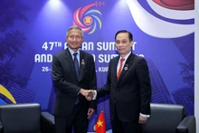 El ministro de Relaciones Exteriores de Vietnam, Le Hoai Trung (derecha), y su homólogo singapurense, Vivian Balakrishnan. (Foto: Ministerio de Relaciones Exteriores de Vietnam)