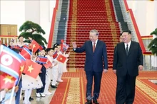 El secretario general del Partido Comunista de Vietnam, To Lam, y el secretario general del Partido del Trabajo de Corea y presidente de la Comisión de Asuntos Estatales del país anfitrión, Kim Jong Un, junto con los niños en la ceremonia de bienvenida. (Foto: VNA)