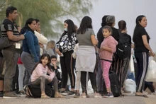 Solicitantes de asilo esperando para abordar el autobús en un puesto de control en Eagle Pass, en el estado estadounidense de Texas, el 10 de octubre de 2022. (Foto: Xinhua)