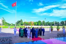 El presidente de la Asamblea Nacional y del Consejo de Estado de Cuba, Esteban Lazo Hernández, junto a una delegación de alto nivel, rinde homenaje al Presidente Ho Chi Minh. (Foto: Nhan Dan)