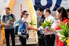 Karolina Agnieszka de Polonia es la turista internacional número 20 millones en visitar Vietnam en 2025. (Foto: VNA)