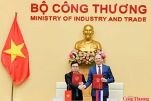 El viceministro de Industria y Comercio de Vietnam Truong Thanh Hoai y su homólogo ruso Aleksey Gruzdev en el acto de rúbrica. (Foto: congthuong.vn)