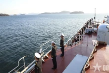 El barco 015 sale del puerto de Jinhae. (Foto: qdnd.vn)