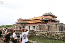 Turistas visitan la puerta de Ngo Mon de la Ciudadela Imperial de Hue. (Foto: VNA)