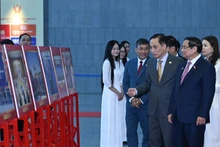 El primer ministro de Vietnam, Pham Minh Chinh, recorre una exposición in situ sobre las actividades diplomáticas del país.