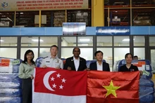 Representantes del Ministerio de Agricultura y Medio Ambiente de Vietnam reciben el envío de ayuda en el Aeropuerto Internacional de Noi Bai. (Foto: congthuong.vn)