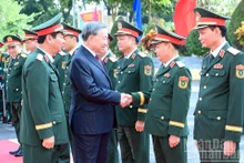 El secretario general del Partido Comunista de Vietnam, To Lam, y oficiales de las Fuerzas Armadas de la Región Militar 1. (Foto: Nhan Dan)