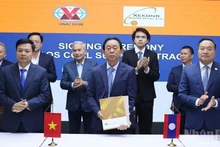 La Compañía de Importación y Exportación de Carbón y la Compañía Comercializadora de Carbón del Norte firman un contrato de compra-venta de carbón con la empresa de energía de Xekong. (Foto: Nhan Dan)