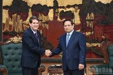 El primer ministro de Vietnam, Pham Minh Chinh (derecha), recibe al presidente de la Agencia Informativa Latinoamericana Prensa Latina, Jorge Legañoa Alonso. (Foto: Nhan Dan)