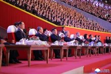 El secretario general del Partido Comunista de Vietnam, To Lam, junto con otros dirigentes, asiste a una actuación artística para celebrar el 80º aniversario de la fundación del Partido del Trabajo de Corea. (Foto: KCNA)