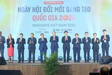 El secretario general del Partido Comunista de Vietnam, To Lam, y el primer ministro del país, Pham Minh Chinh, junto con delegados a la ceremonia en saludo al Día de la Innovación de Vietnam 2025.