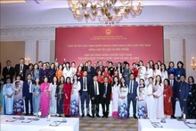 El secretario general del Partico Comunista de Vietnam, To Lam, se reúne con representantes de la comunidad vietnamita en el Reino Unido. (Foto: VNA)