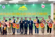 Un representante del torneo entrega estandartes de recuerdo a las delegaciones participantes. (Foto: Nhan Dan)