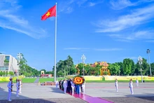 [Foto] Dirigente parlamentario de Cuba rinde homenaje al Presidente Ho Chi Minh