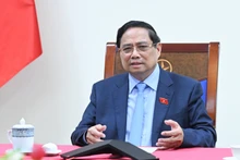 El primer ministro de Vietnam, Pham Minh Chinh, en conversaciones telefónicas con su homólogo tailandés, Anutin Charnvirakul. (Foto: Nhan Dan)
